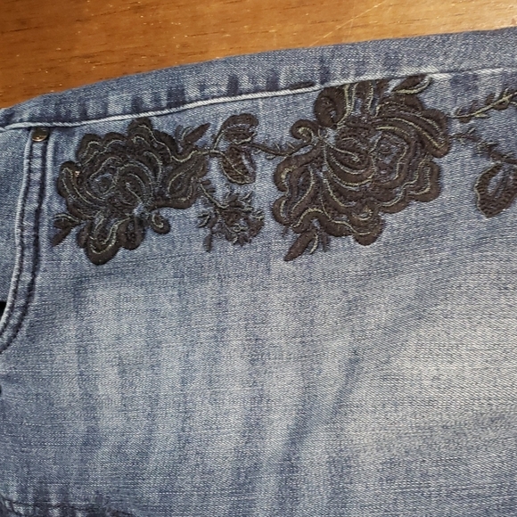 Earl Jean's with Flower Embroidery - Picture 3 of 10